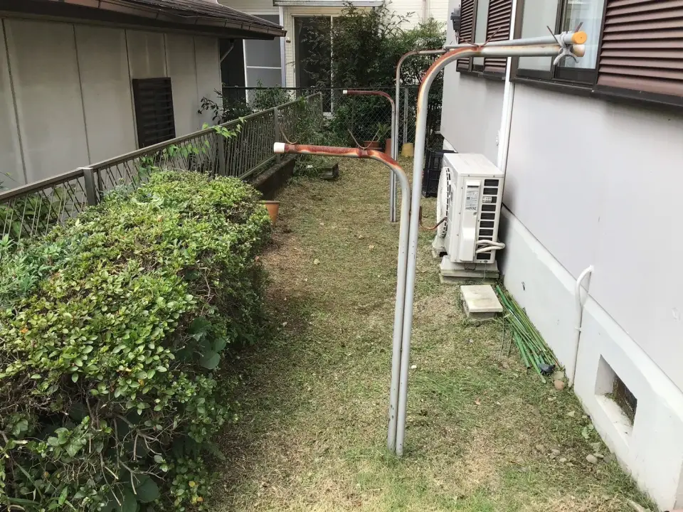 整えられた生垣と庭の様子